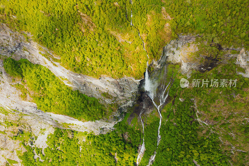 鸟瞰风景瀑布落入水晶蓝色的海在盖朗格峡湾，挪威