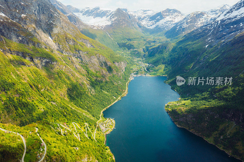 航拍的发夹路和风景优美的夏季景观在挪威盖朗格峡湾