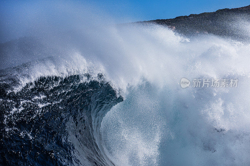 接近强大的蓝色波浪打破在一个浅海礁庞博拉开阔的海洋