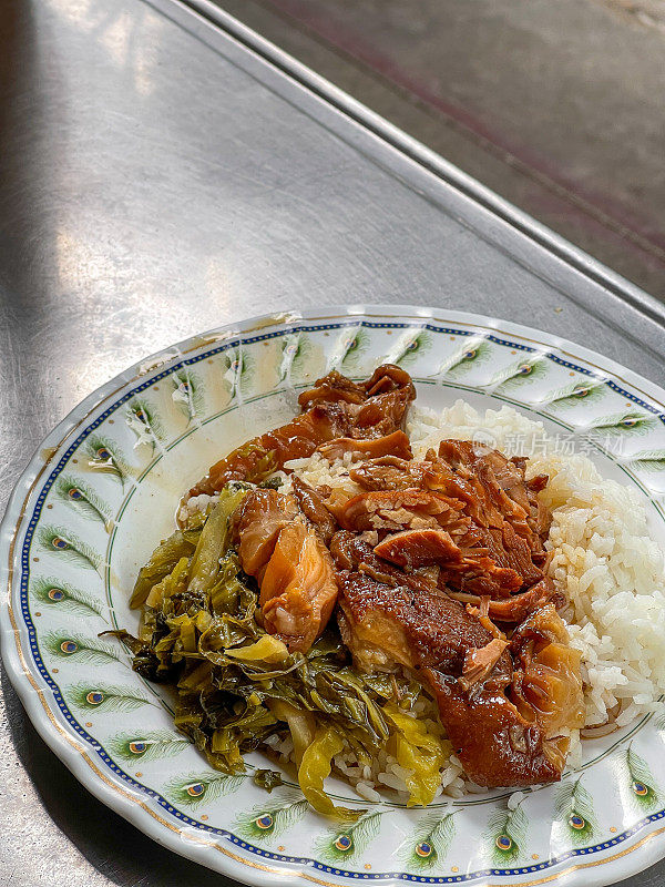 泰国街头小吃，猪指关节饭，烤猪指关节配茉莉花饭