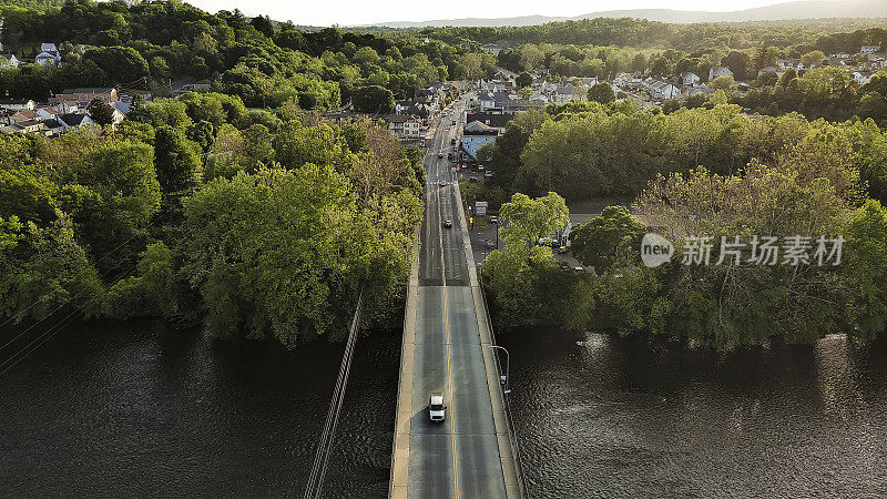 宾夕法尼亚州沃尔纳波特利哈伊河沿岸的桥梁交通