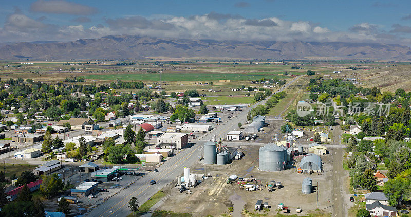在晴朗的日子里，无人机拍摄的爱达荷州比特县小镇