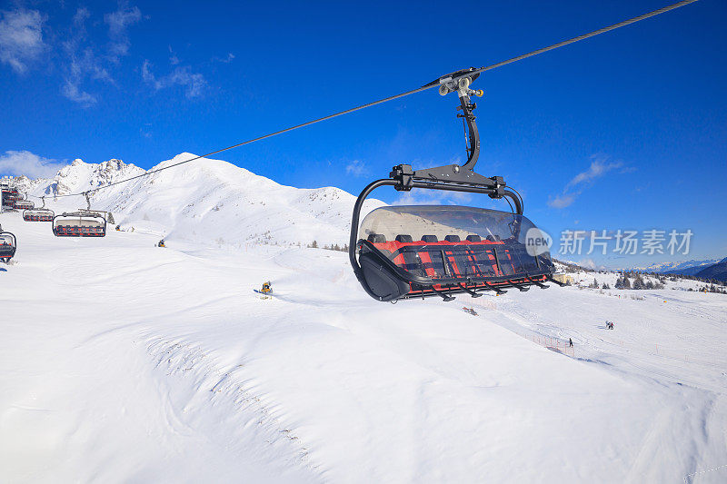 新的滑雪缆车和造雪枪。滑雪坡人工下雪。现代滑雪场配有雪炮-造雪机。美丽的冬季大自然。山顶上的新雪。高山景观滑雪场。