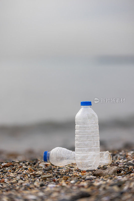 海滩上的塑料瓶垃圾。
