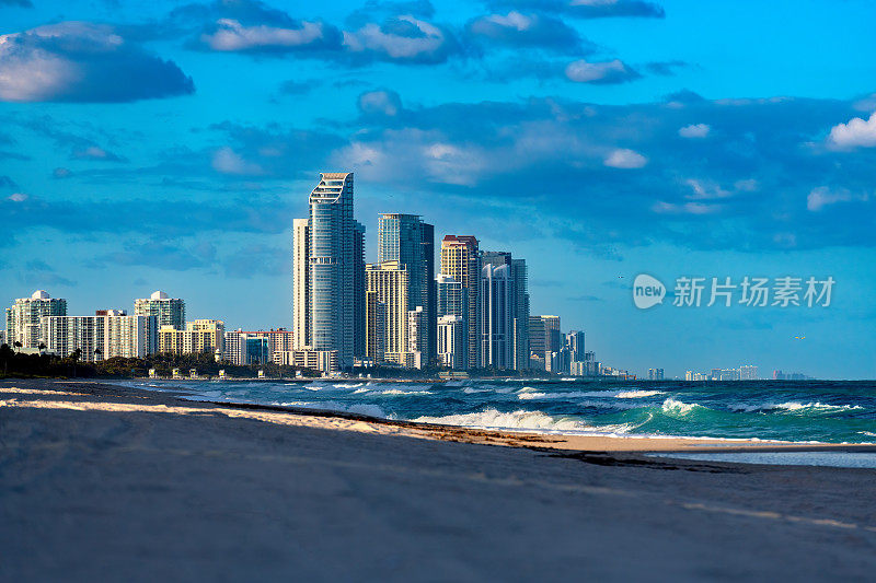 从美国迈阿密Surfside海滩眺望阳光岛海滩的建筑物天际线