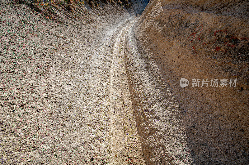 泥泞狭窄的道路和脚印