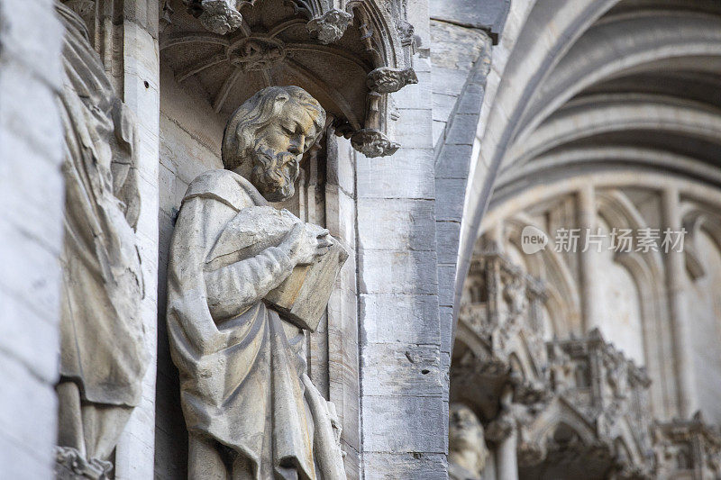 布鲁塞尔大教堂外的华丽雕像