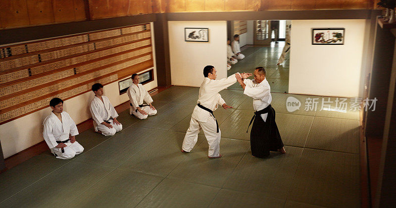 日本男子，武术班或搏击训练，现代或合气道学习自卫。老师，黑带学生和指导在道场，运动和战斗示范纪律