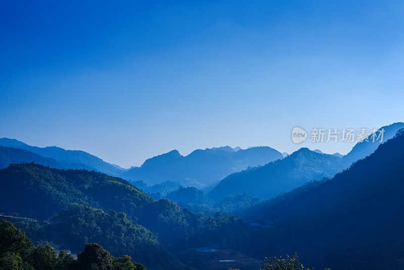 泰国清迈，日落时山脉的蓝色