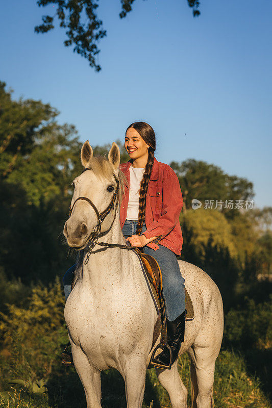 一个美丽的长发年轻女子骑马的画像