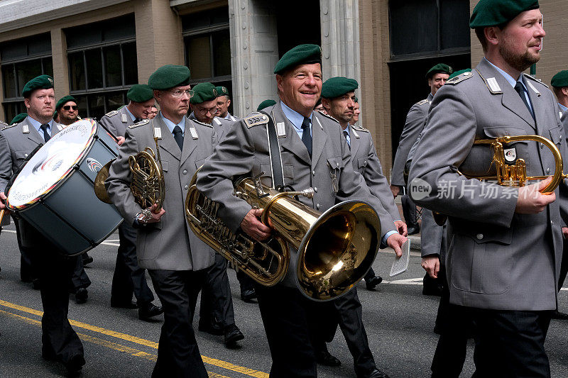 在北约阅兵中表演的德国军乐队。