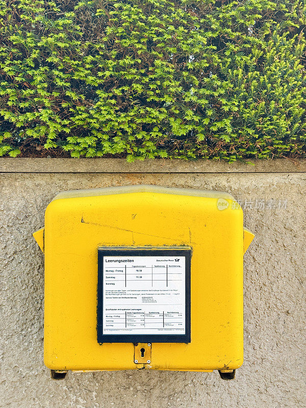 德国邮政的邮箱，Briefkasten，现在很难找到，位置已经变薄了