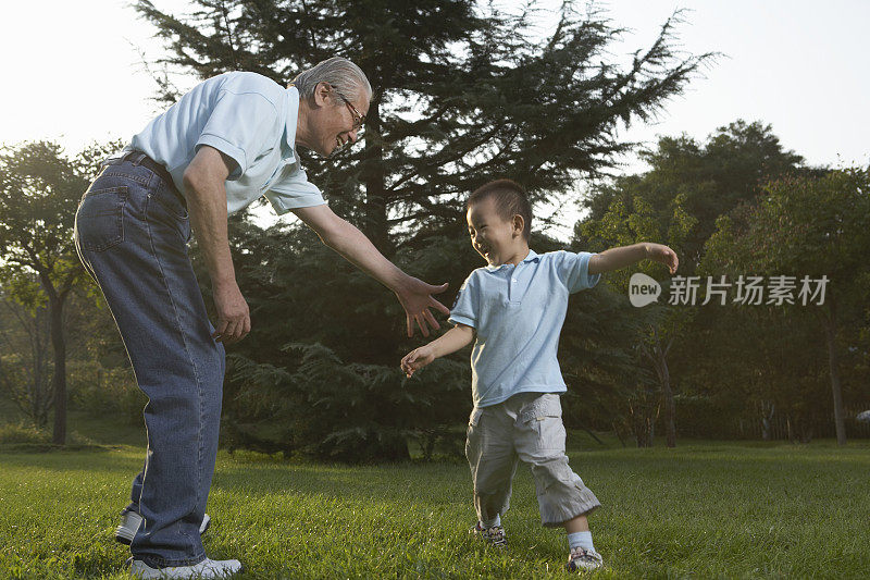 爷爷和孙子在公园玩耍