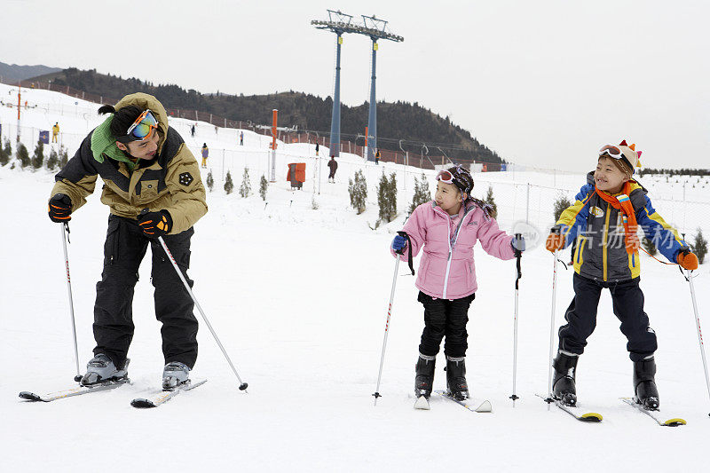 快乐爸爸和孩子滑雪