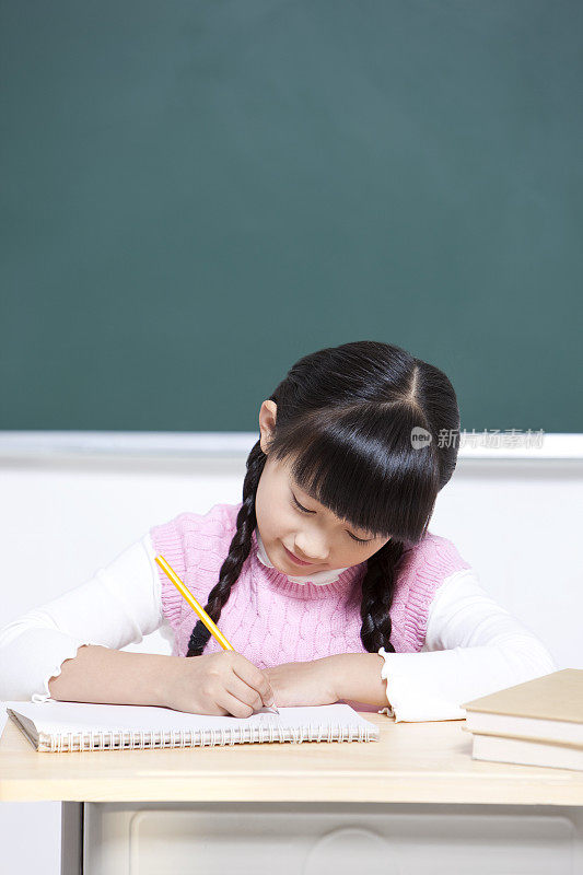 小女生在教室写作业