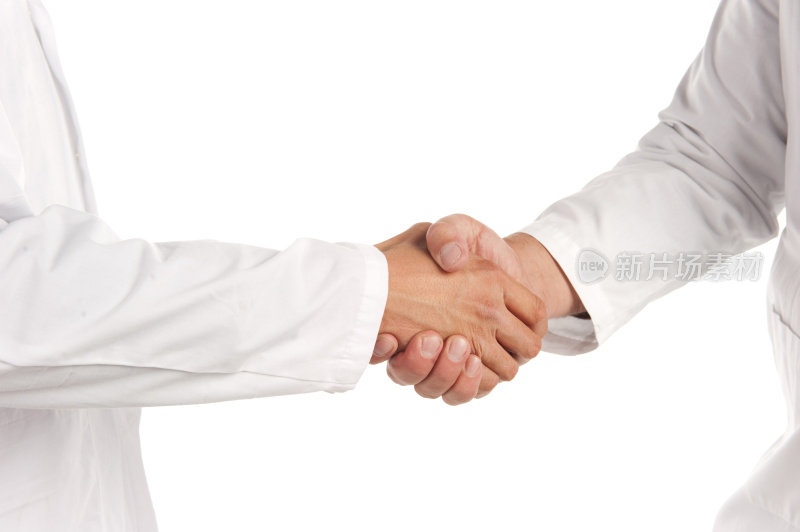 两位医生在白色背景下握手
