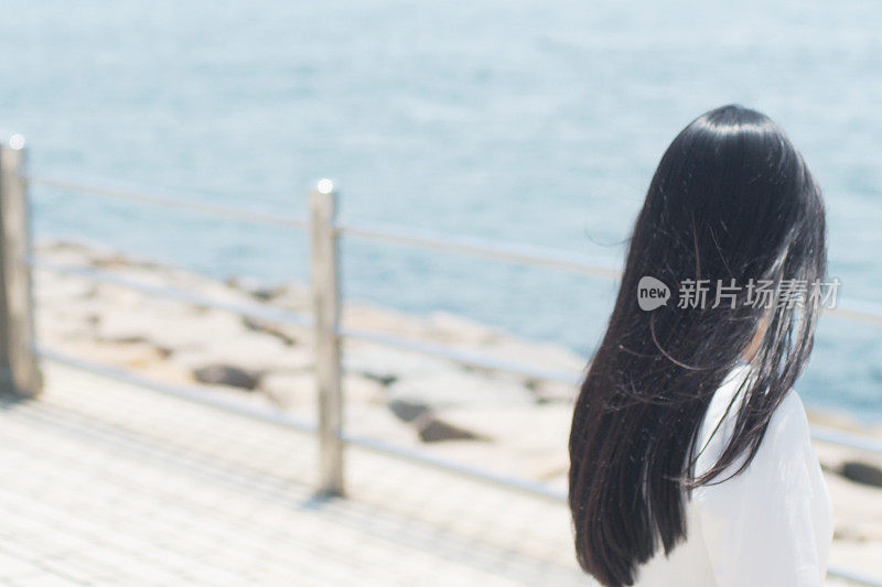 日本女人的背影拍摄的一幅海景