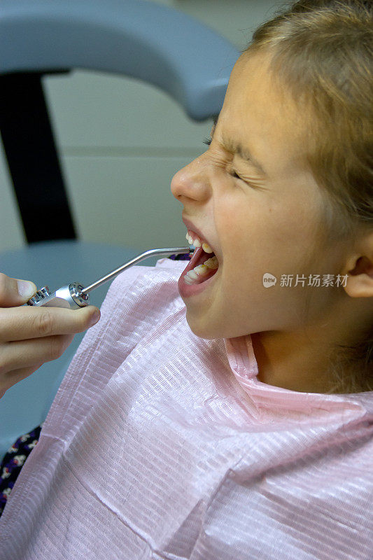 孩子在牙医那里玩耍