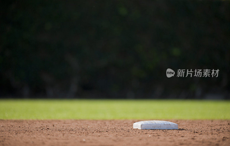 一个空的棒球基地的低角度照片