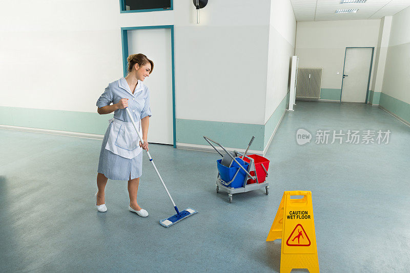 女清洁工清洁地板