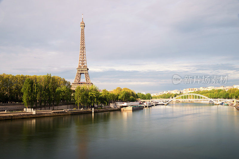 法国巴黎塞纳河上的埃菲尔铁塔。