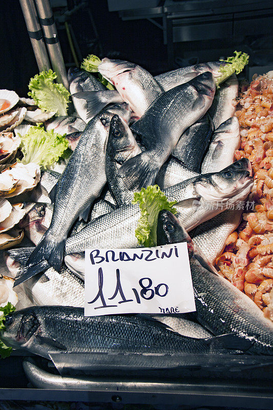 意大利鱼市场出售的新鲜鱼