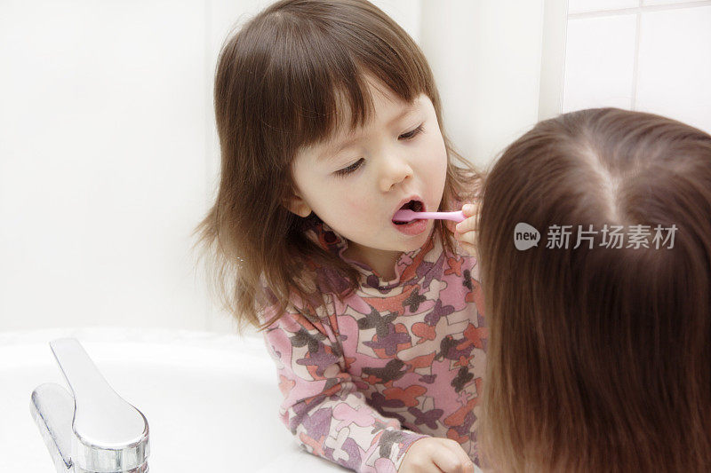 小女孩在专心刷牙