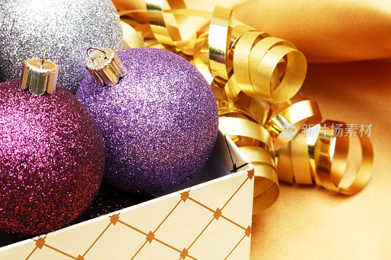 紫色和银色圣诞球与金色背景