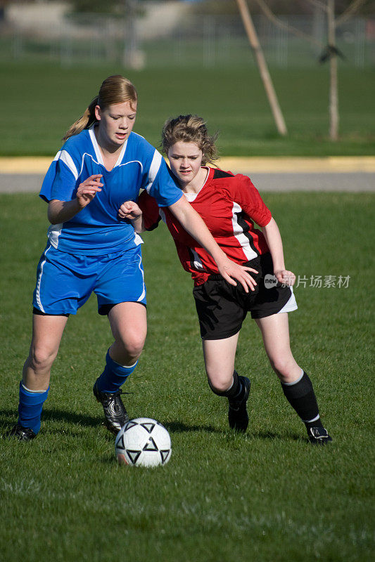 两名女足球运动员接近对半球