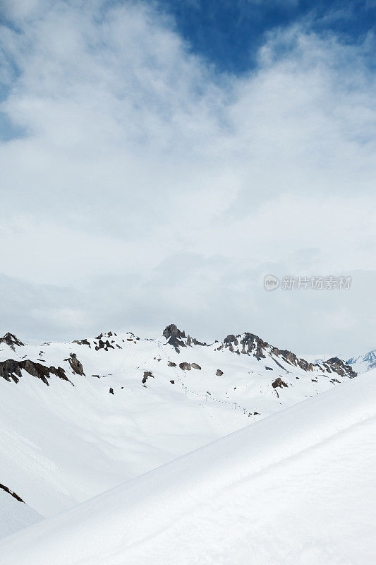 山顶上的第一场雪