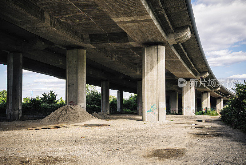 在高速公路