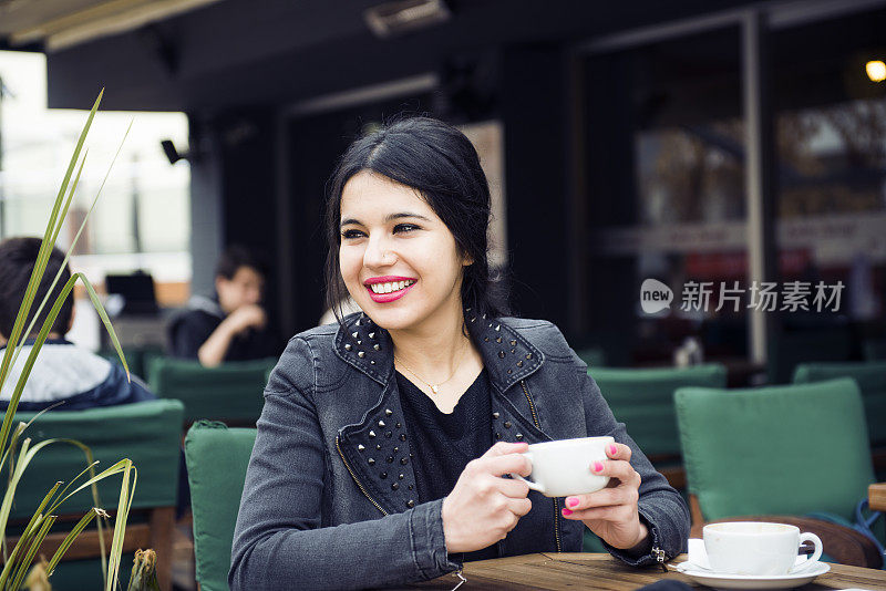 坐在咖啡馆里的女人