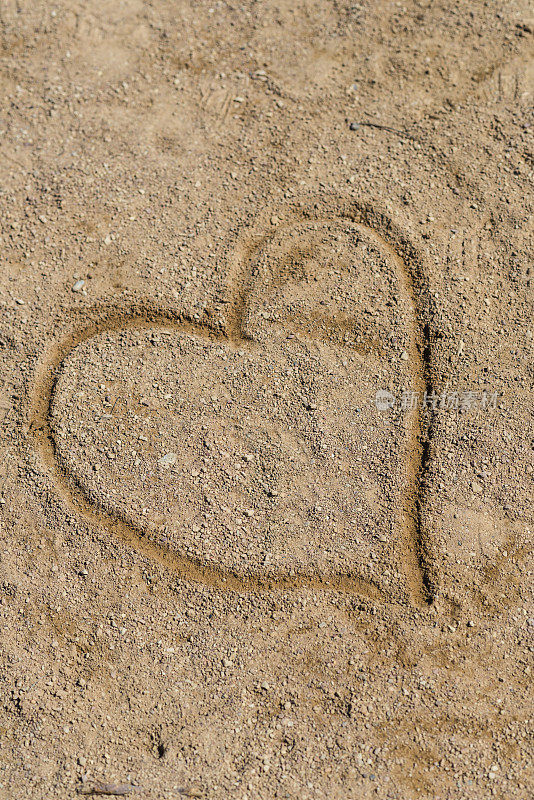 在棒球场的泥土上画的心形