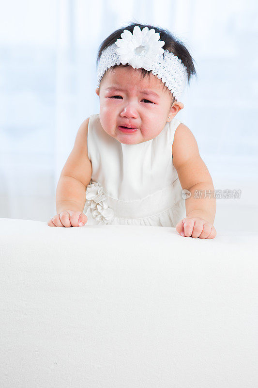 6个月大的女婴哭闹肖像