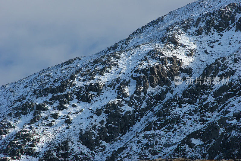 白雪覆盖着崎岖的山坡