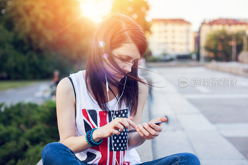 女孩在智能手机上发短信