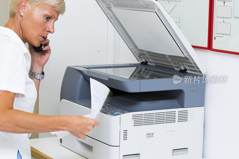 护士在工作中……用复印机复印医疗结果