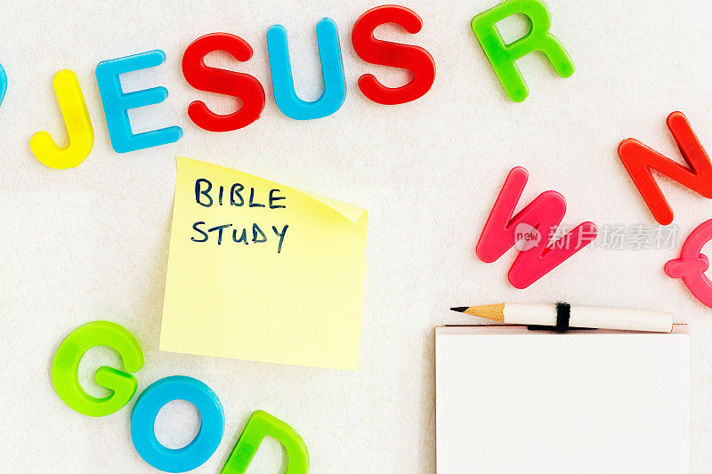 冰箱上的磁铁上写着“耶稣”和“上帝”;笔记上写着“圣经研究”