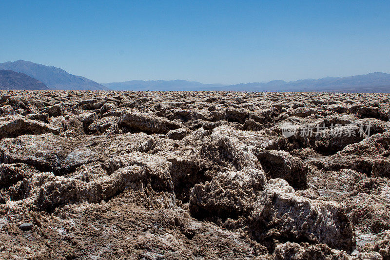 死亡谷和盐晶体岩石