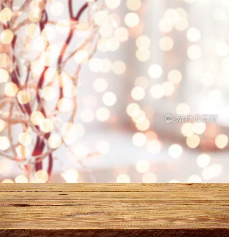 散焦圣诞灯和木制背景