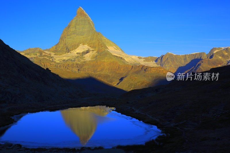 马特洪湖镜面反射，宁静的日出景观，瑞士阿尔卑斯山