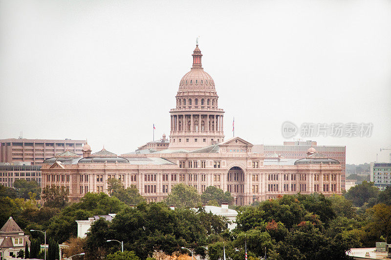 奥斯丁德克萨斯州国会大厦高架的观点，阴天