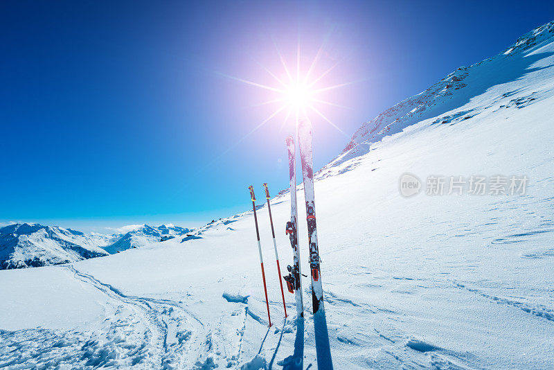 在偏远的山坡上使用滑雪板和滑雪杖