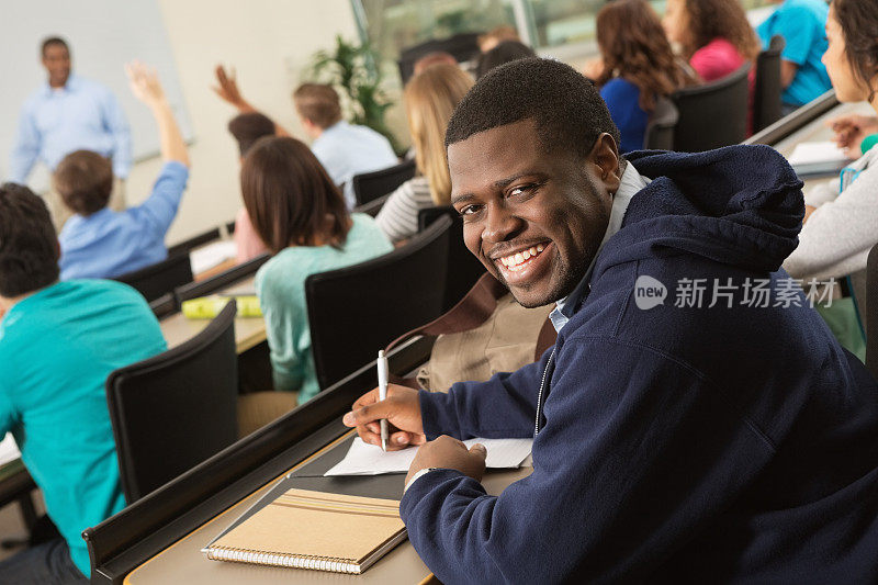 快乐的大学生在课堂上做笔记