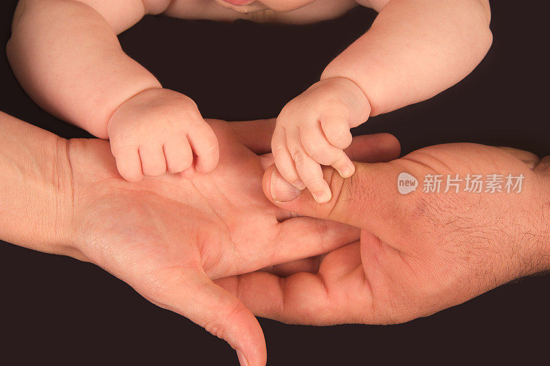 婴儿牵着父母的手-版本2