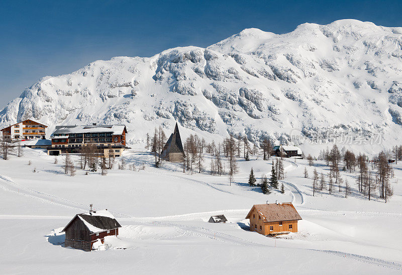 白雪覆盖的山村传统滑雪小屋(XXXL)