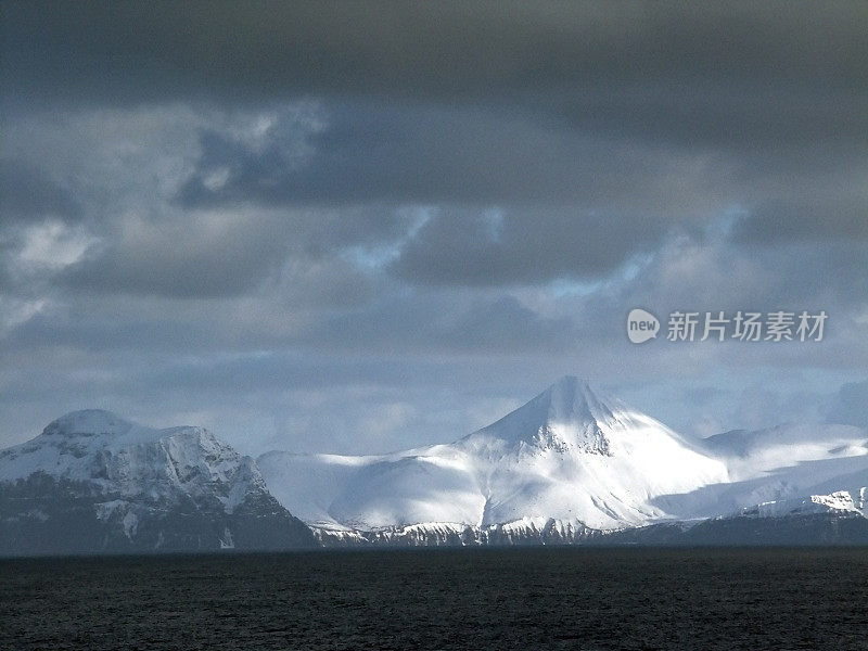 阿留申群岛和雪山