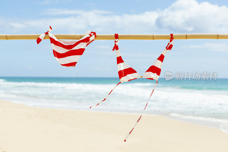 热带度假比基尼泳装在海滩上晒干