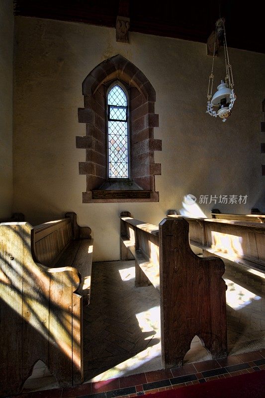 教堂内部，阳光照亮了教堂的长椅