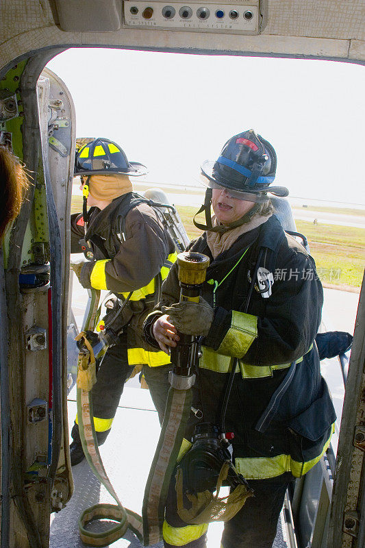 消防队员用软管进入飞机